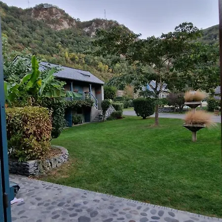 Un Moment De Partage Au Gabizos. Geu